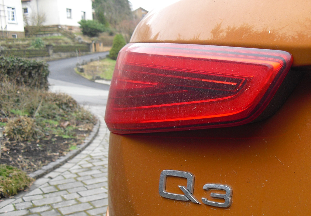 Audi Q3: Moderne Leuchteinheit hinten mit Modellschriftzug.
