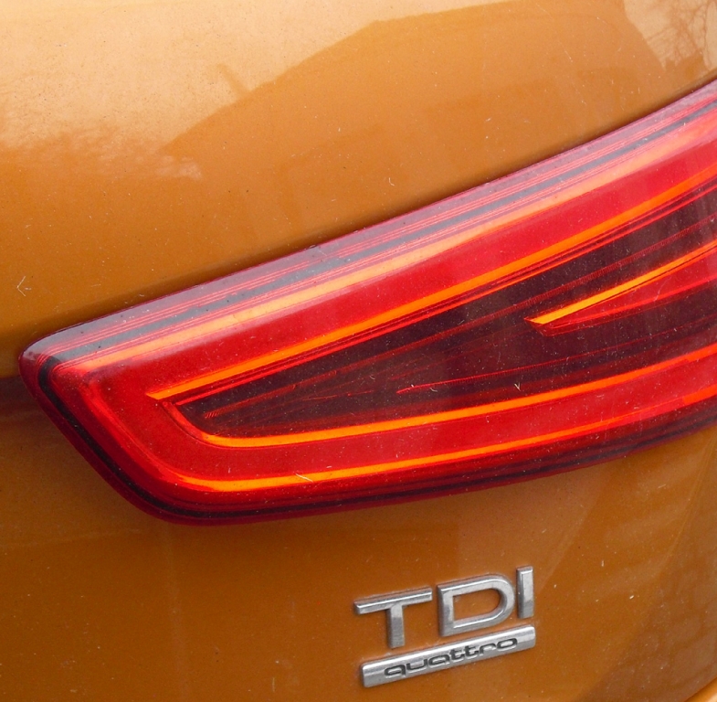 Audi Q3: Moderne Leuchteinheit hinten mit Motorisierungsschriftzug.