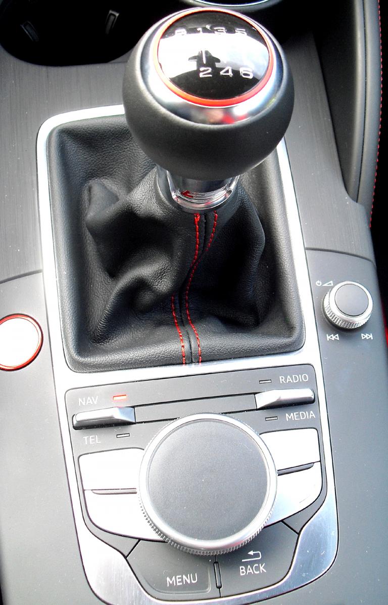 Audi S3: Blick auf die Bedienheit mit Schalthebel und Controller. 