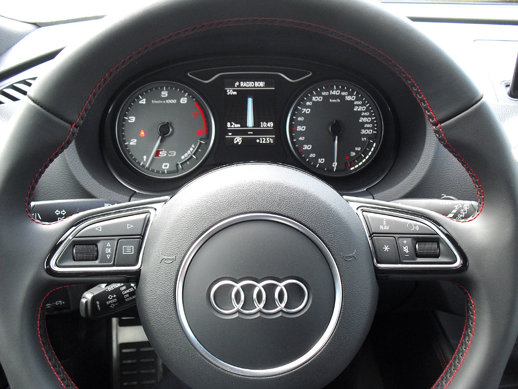 Audi S3: Blick durch den Lenkradkranz auf die Rundinstrumentierung. 