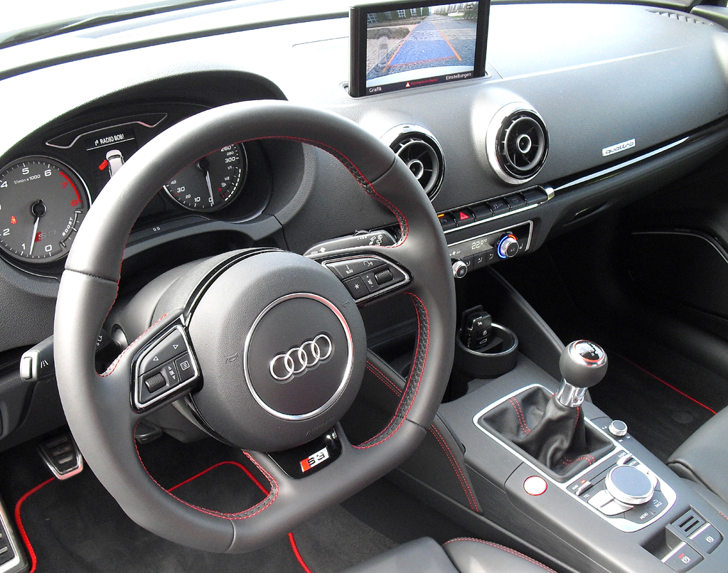 Audi S3: Blick ins sportlich-funktionelle Cockpit. 