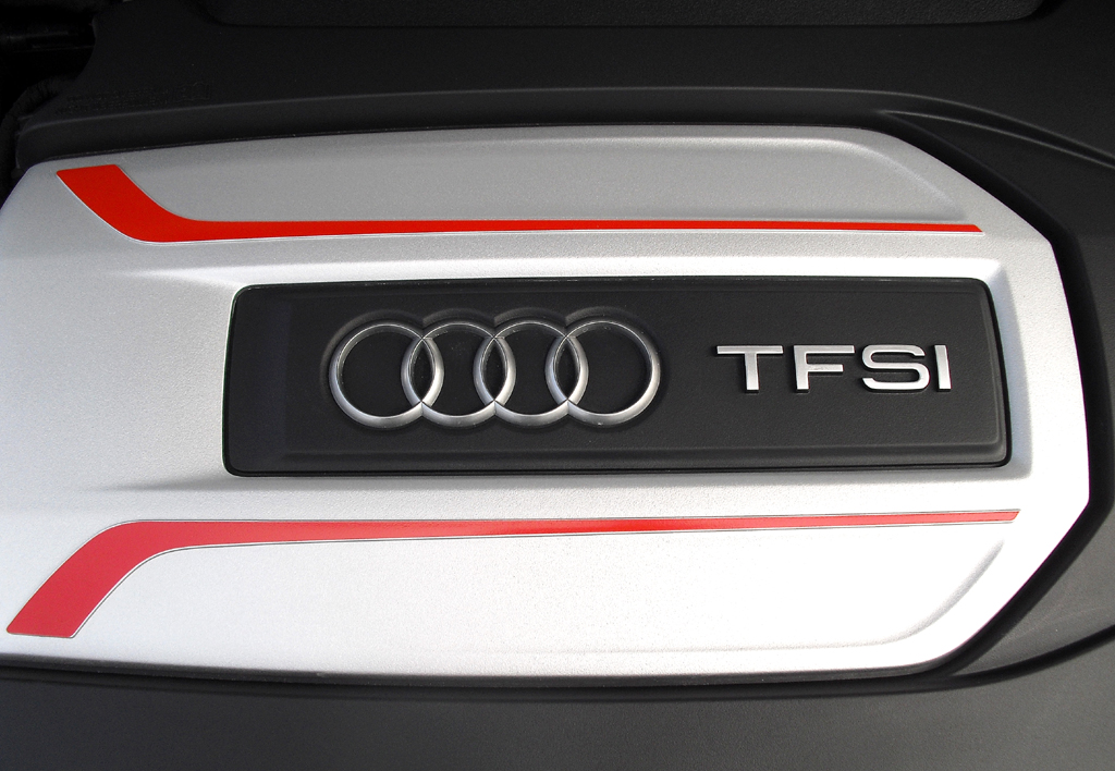 Audi S3: Blick unter die Haube auf die Abdeckung des Vierzylinder-Turbos mit 221/300 kW/PS. 