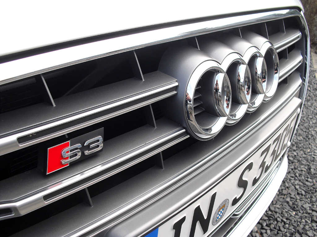 Audi S3: Modellschriftzug und Markenlogo sitzen vorn im Kühlergrill. 
