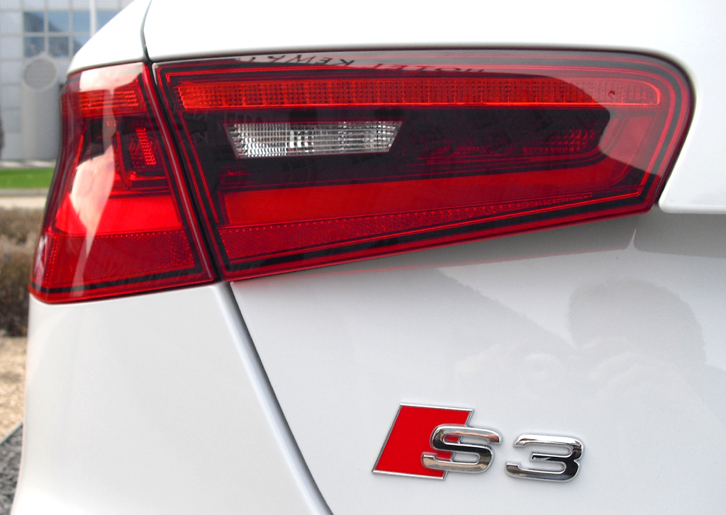 Audi S3: Moderne Leuchteinheit hinten mit Modellschriftzug. 