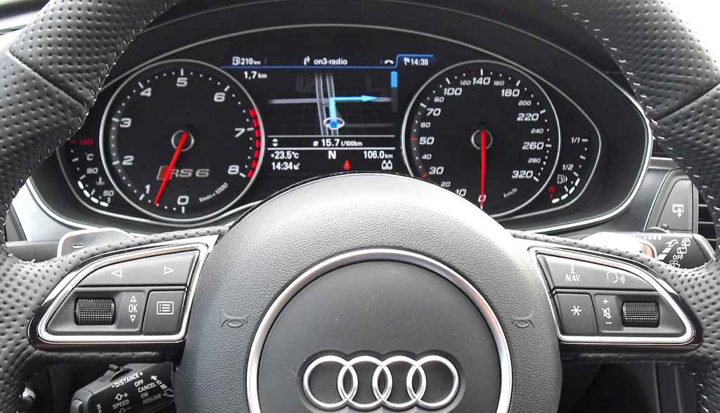 Audis RS6 Avant: Blick durch den Lenkradkranz auf die Rundinstrumentierung. 