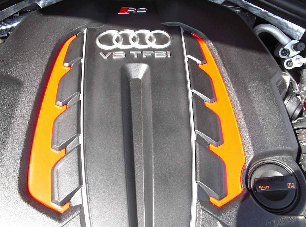 Audis RS6 Avant: Blick unter die Haube auf den Achtzylinder-Biturbo mit 412/560 kW/PS. 