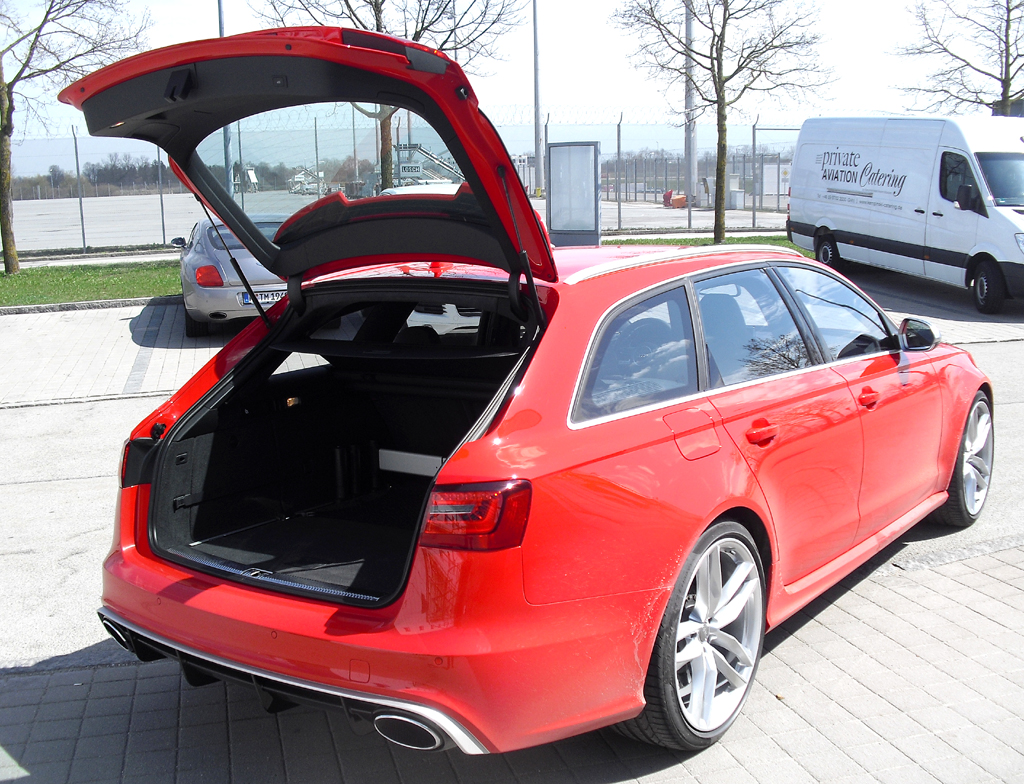Audis RS6 Avant: Ins Gepäckabteil passen 565 bis 1680 Liter hinein. 