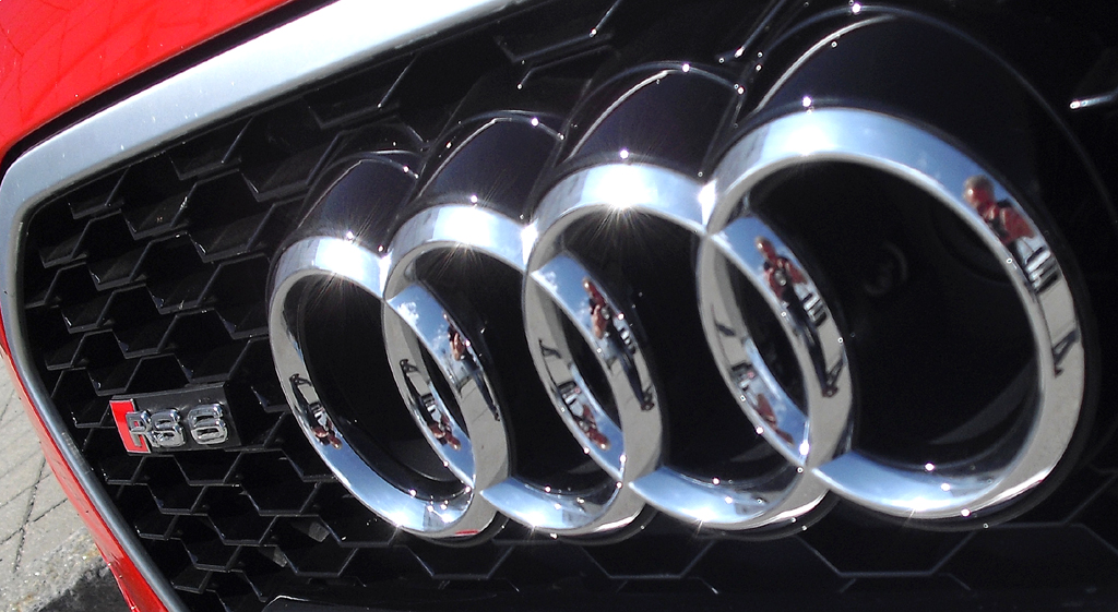 Audis RS6 Avant: Modellschriftzug und Markenringe sitzen vorn im Kühlergrill. 