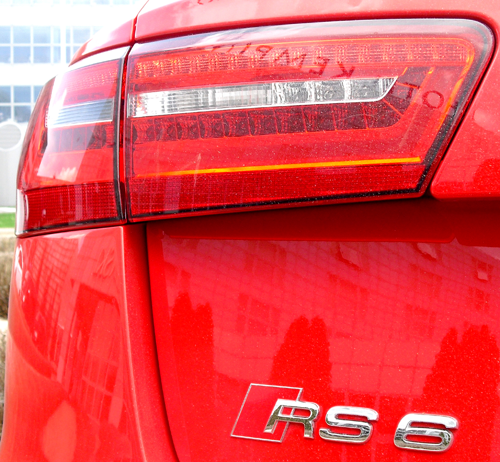 Audis RS6 Avant: Moderne Leuchteinheit hinten mit Modellschriftzug. 