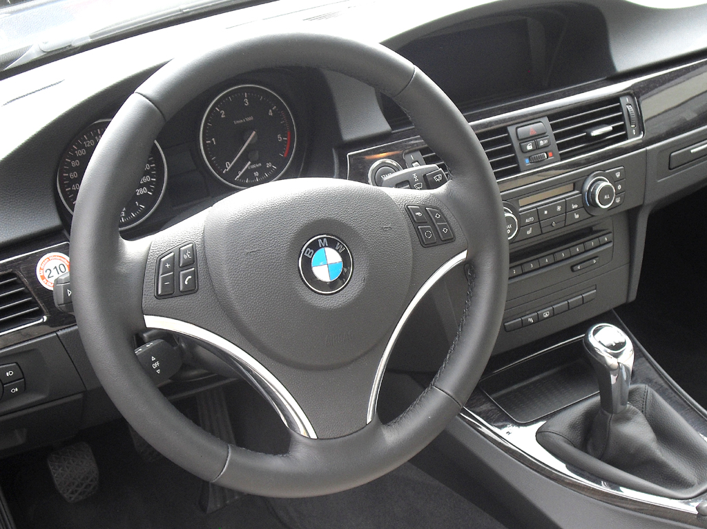 BMW 3er Coupé: Blick ins sportlich-funktionelle Cockpit.