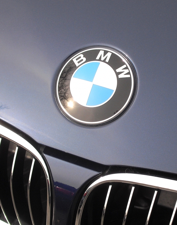 BMW 3er Coupé: Das Markenlogo sitzt vorn über der Kühlerniere.