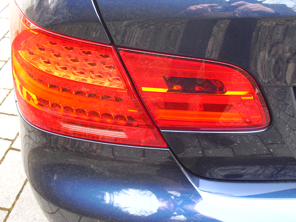 BMW 3er Coupé: Großformatige Leuchteinheit am Heck.