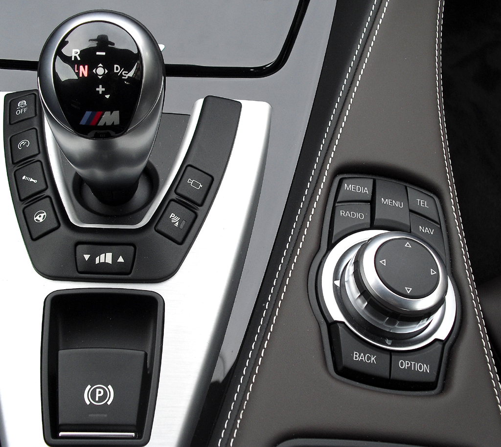 BMW M6 Gran Coupé: Blick auf die Bedieneinheit mit Getriebewählhebel und Controller. 