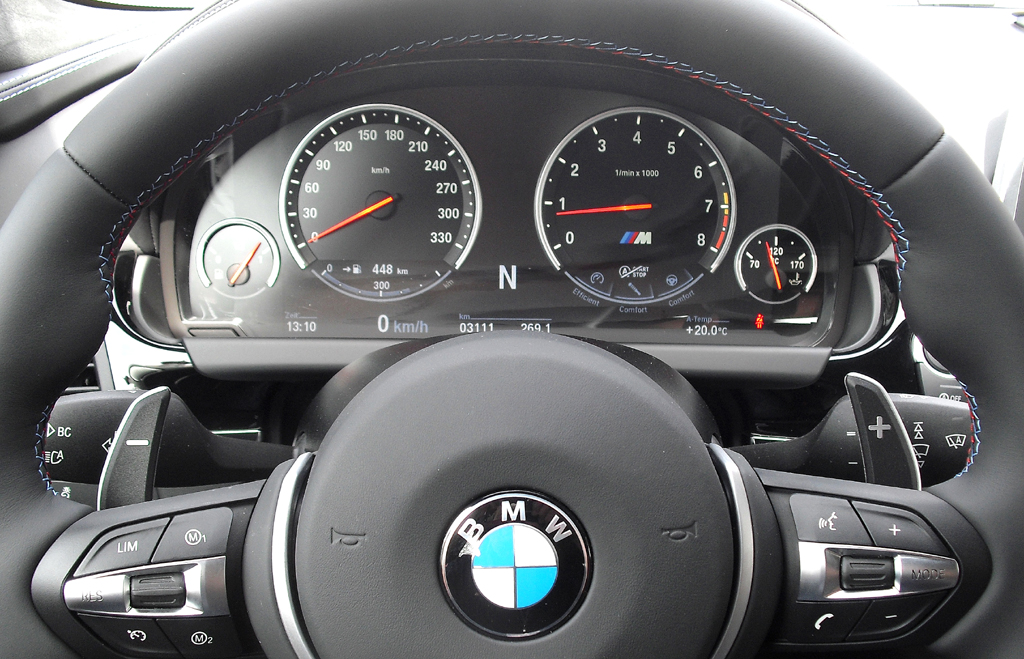 BMW M6 Gran Coupé: Blick durch den Lenkradkranz auf die Rundinstrumentierung. 