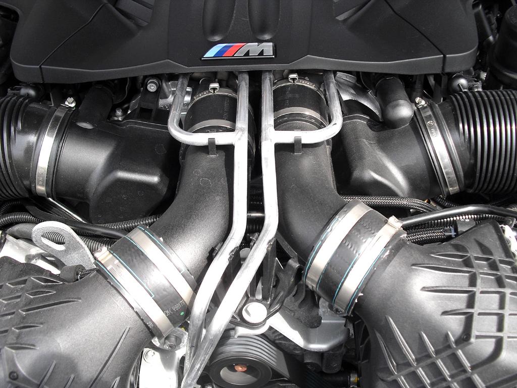 BMW M6 Gran Coupé: Blick unter die Haube auf den Achtzylinder-Turbo mit 412/560 kW/PS. 