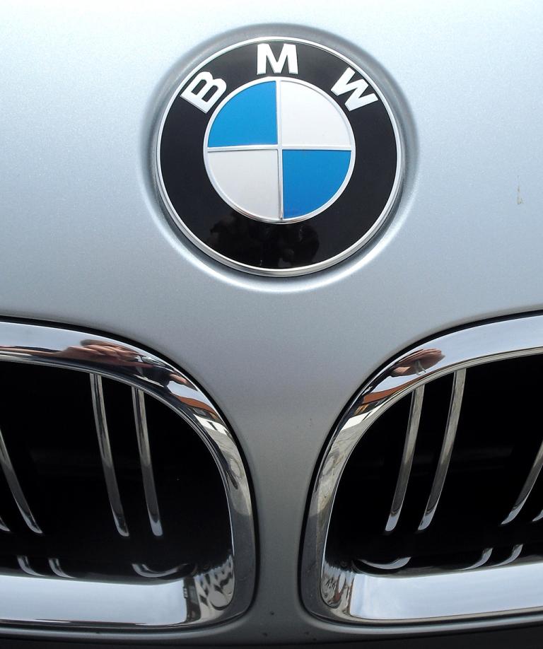 BMW M6 Gran Coupé: Das Markenlogo sitzt vorn über der Doppelniere. 