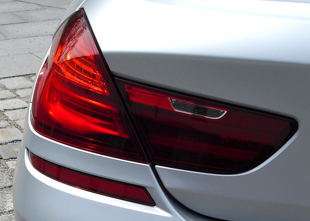 BMW M6 Gran Coupé: Moderne Leuchteinheit hinten und Doppelendrohr-Auspuff links. 
