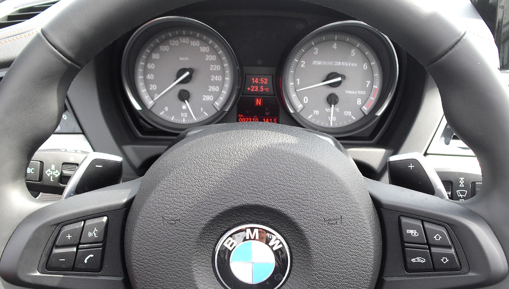 BMW Z4: Blick durch den Lenkradkranz auf die Rundinstrumentierung. 