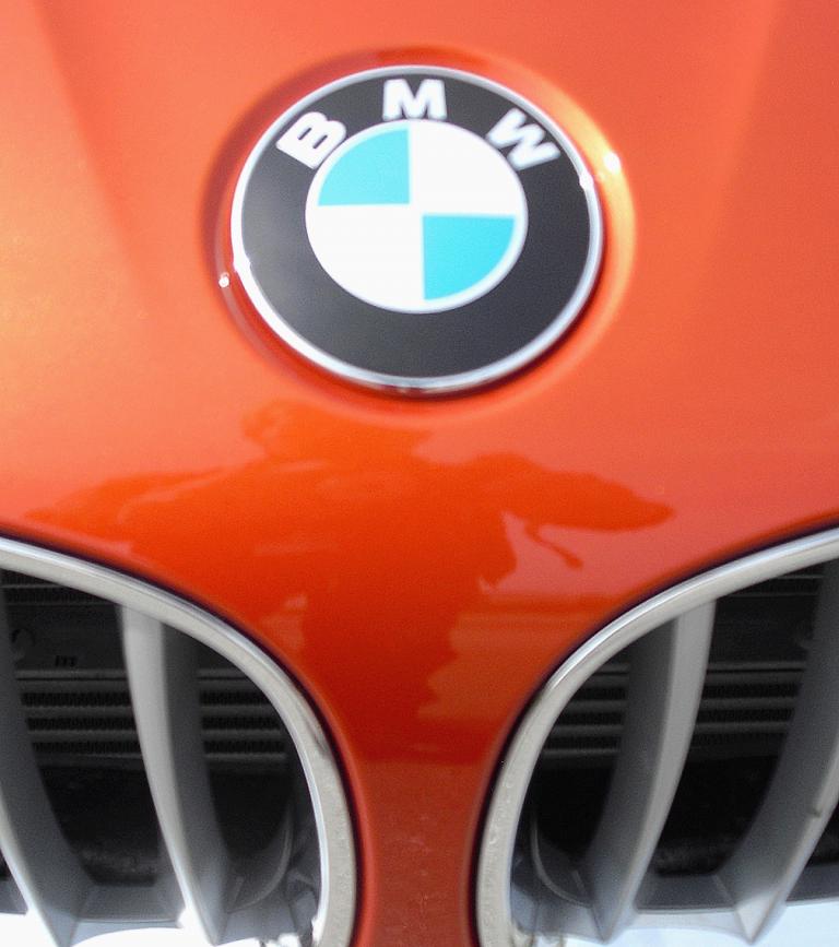 BMW Z4: Das Markenlogo sitzt vorn mittig über der Doppelniere. 