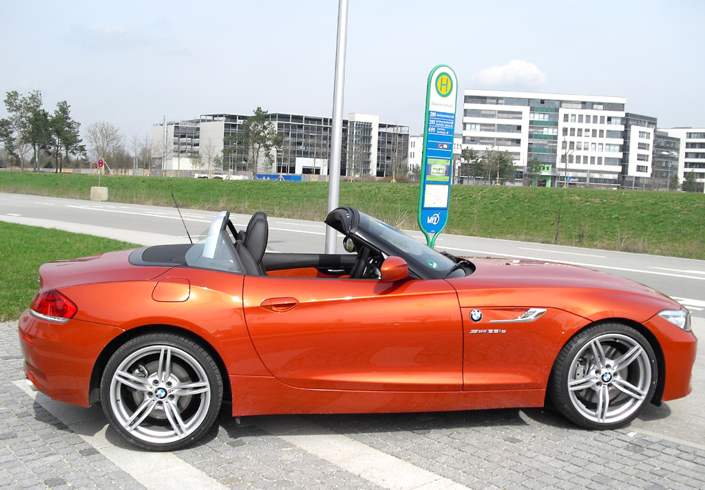 BMW Z4: So sieht der Zweisitzer mit geöffnetem Verdeck von der Seite aus ... 