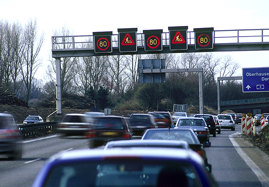 Bußgeld droht nicht nur bei zu schneller Geschwindigkeit auf Autobahnen. 