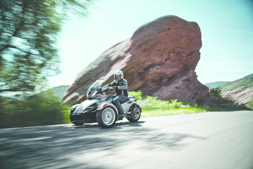 Can-Am Spyder jetzt auch als Sporttourer