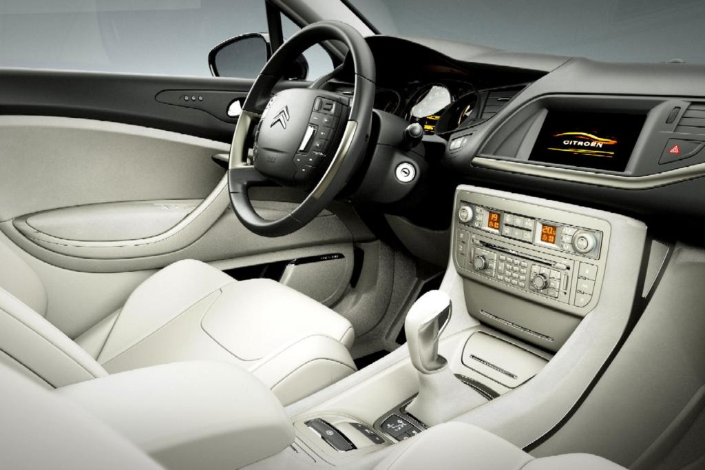 Das Cockpit braucht sich vor dem zeitgenössischer Premiummodelle nicht zu verstecken