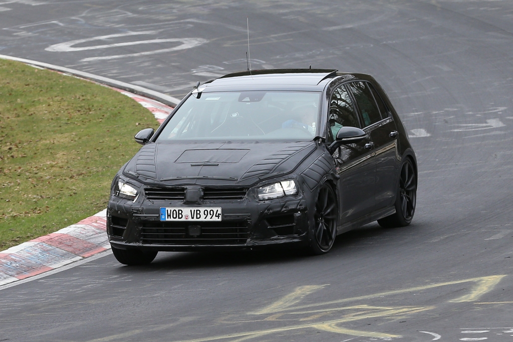 Erwischt: Erlkönig des neuen VW Golf R bei ersten Renntests gesichtet  