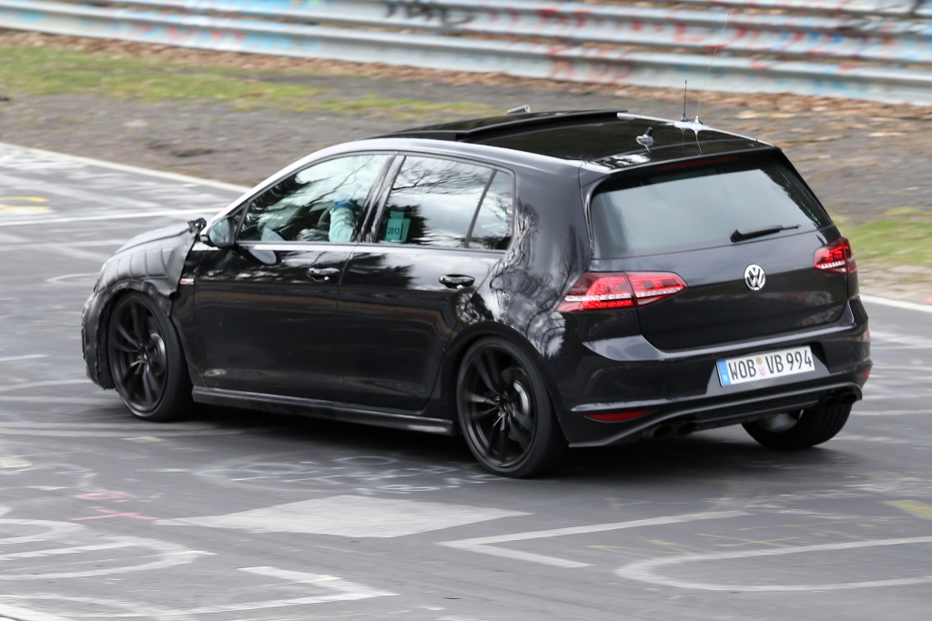 Erwischt: Erlkönig des neuen VW Golf R bei ersten Renntests gesichtet  