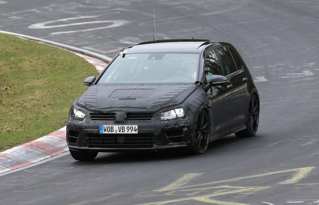 Erwischt: Erlkönig des neuen VW Golf R bei ersten Renntests gesichtet  