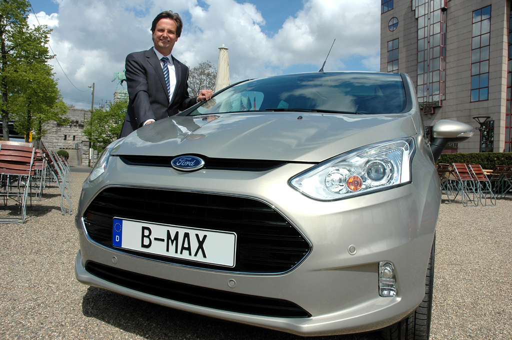 Ford-Deutschland-Verkaufschef Wolfgang Booms am Schiebetüren-B-Max. 