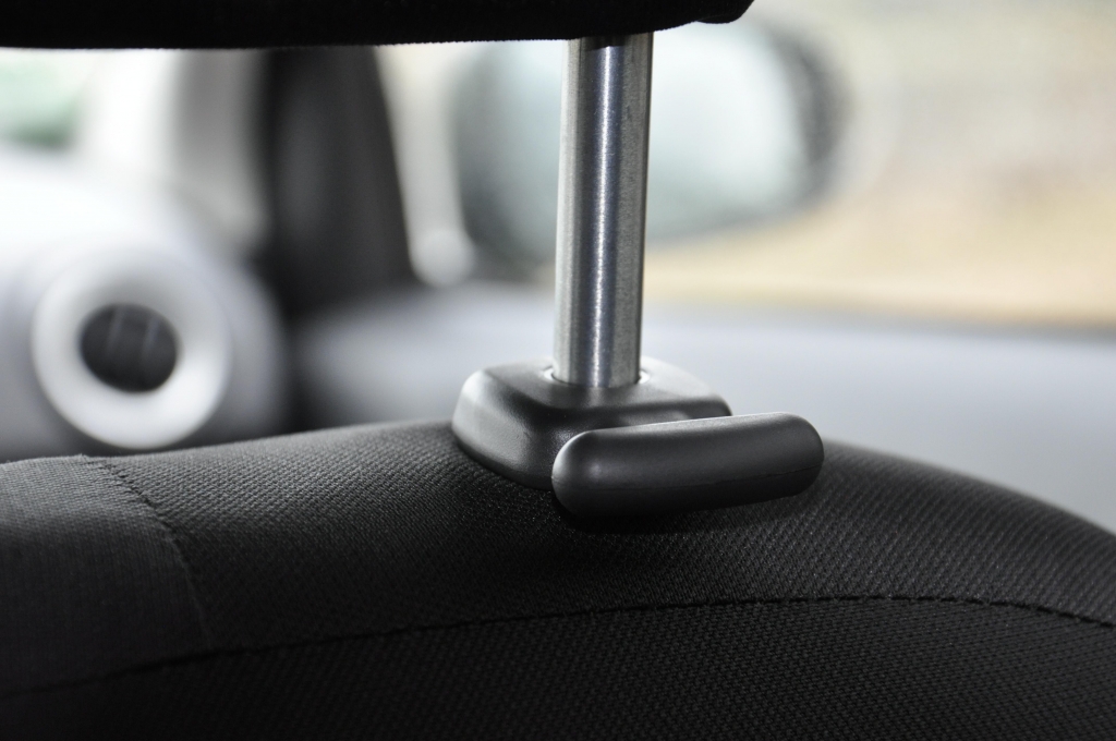 Griffe über den Türen mit Haken für eine Jacke gibt es nicht. Alternativ liefert Mitsubishi am Vordersitz einen Haken.