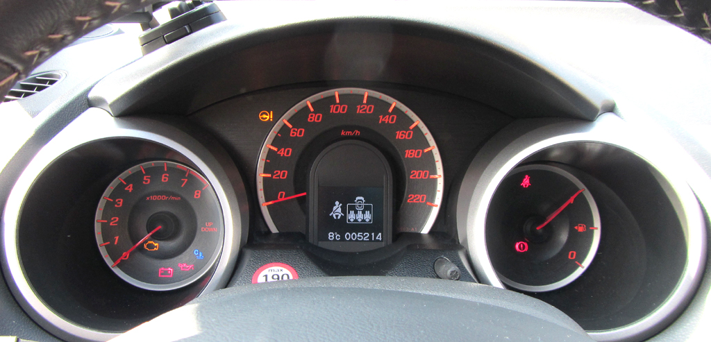 Honda Jazz: Blick durch den Lenkradkranz auf die Rundinstrumentierung. 