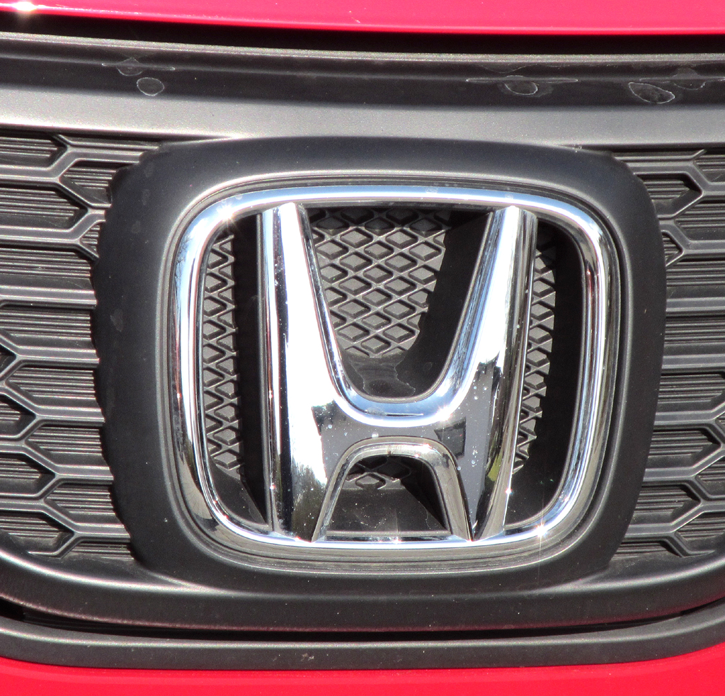 Honda Jazz: Das Markenlogo sitzt vorn mittig im Kühlergrill. 
