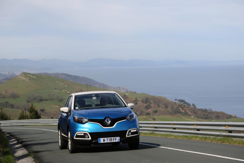 Im Captur feiert der 1,2-Liter-Benzindirekteinspritzer mit 88 kW/120 PS sein Debüt
