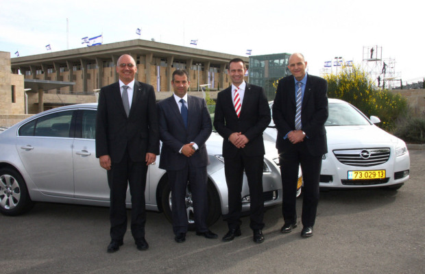 Israelische Parlamentsabgeordnete fahren Opel