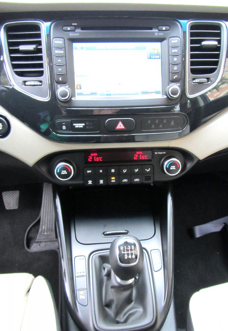 Kia Carens: Blick auf den mittleren Armaturenträger. 