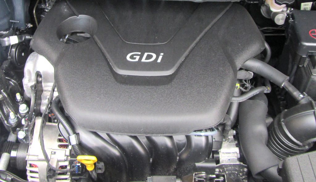 Kia Carens: Blick unter die Haube, hier beim Einstiegsbenziner. 
