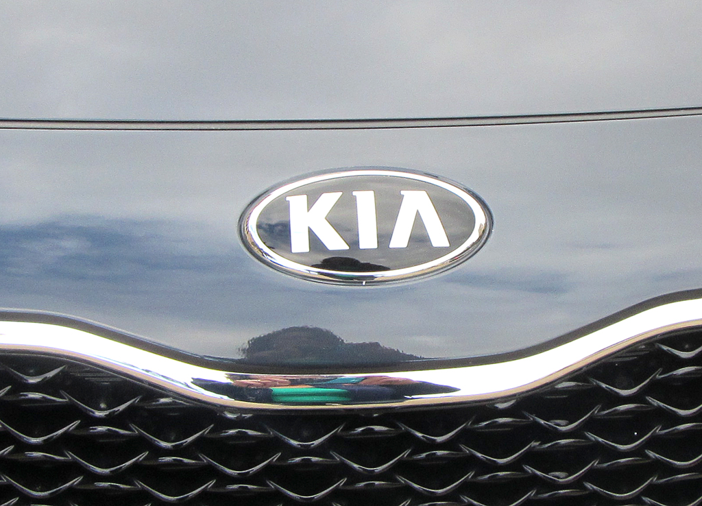 Kia Carens: Das Markenlogo sitzt vorn zwischen Kühlergrill und Motorhaube. 