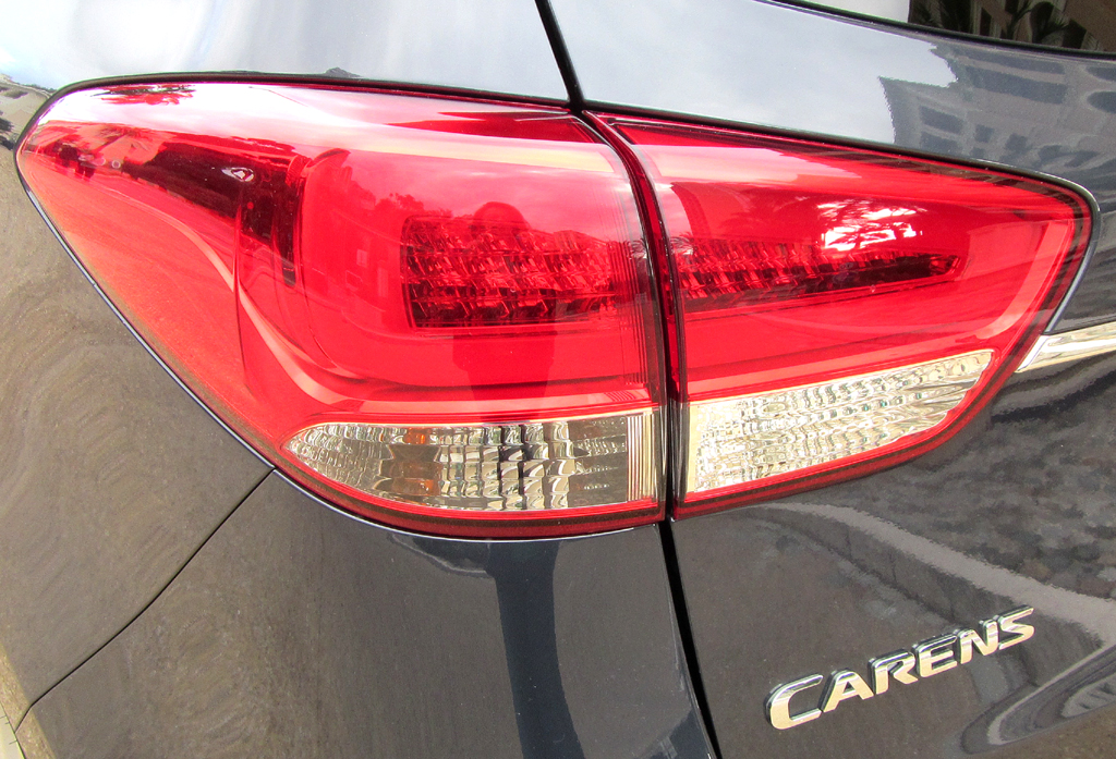Kia Carens: Moderne Leuchteinheit hinten mit Modellschriftzug. 