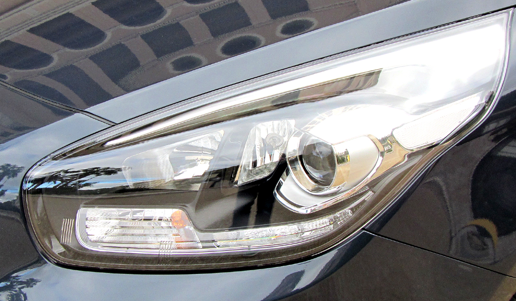 Kia Carens: Moderne Leuchteinheit vorn. 