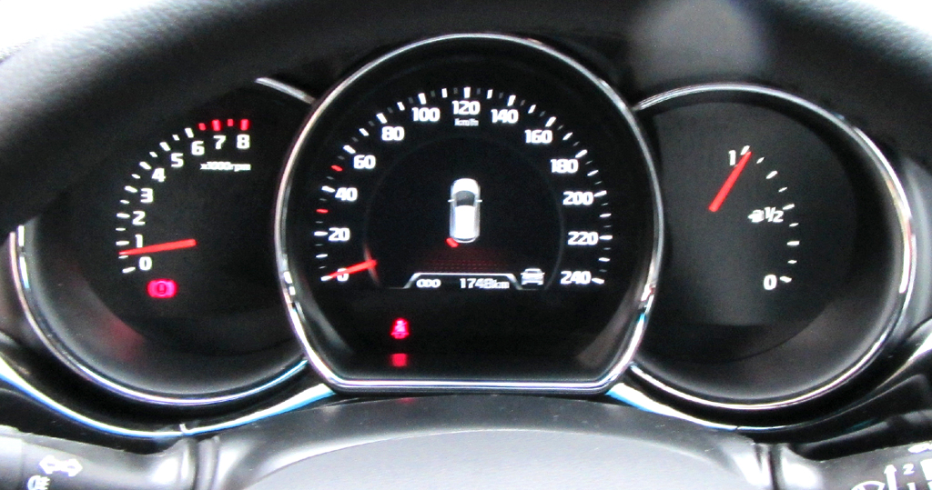 Kia Pro Cee'd: Blick durch den Lenkradkranz auf die Rundinstrumentierung.