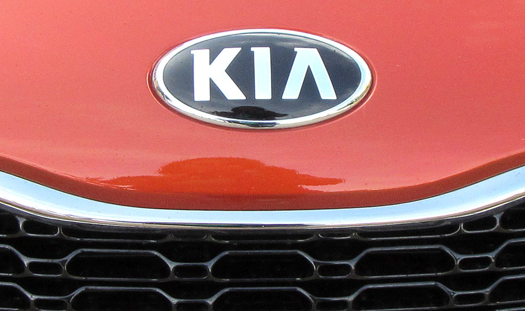 Kia Pro Cee'd: Das Markenlogo sitzt vorn zwischen Motorhaube und Kühlergrill.