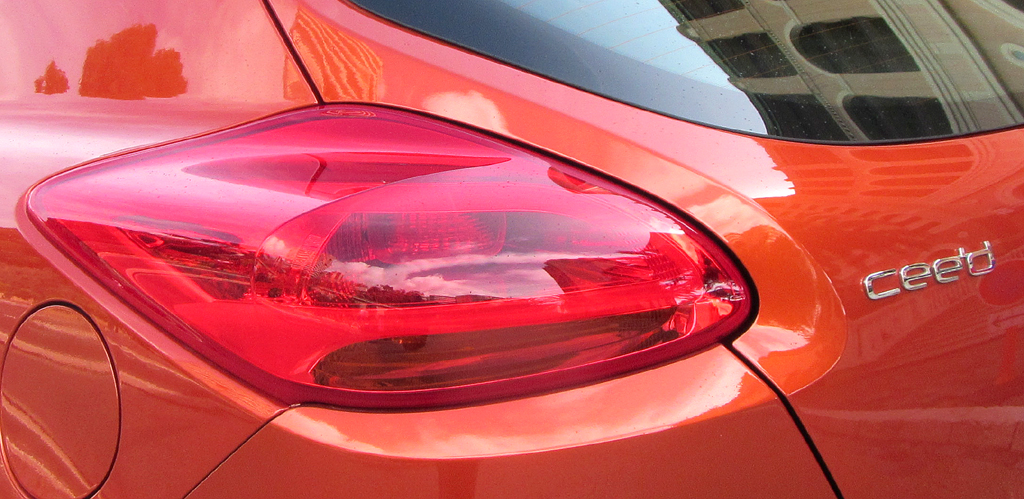 Kia Pro Cee'd: Großformatige Leuchteinheit hinten mit Modellschriftzug.