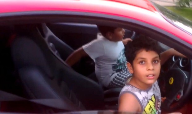 Kids im Ferrari - Bild: Youtube