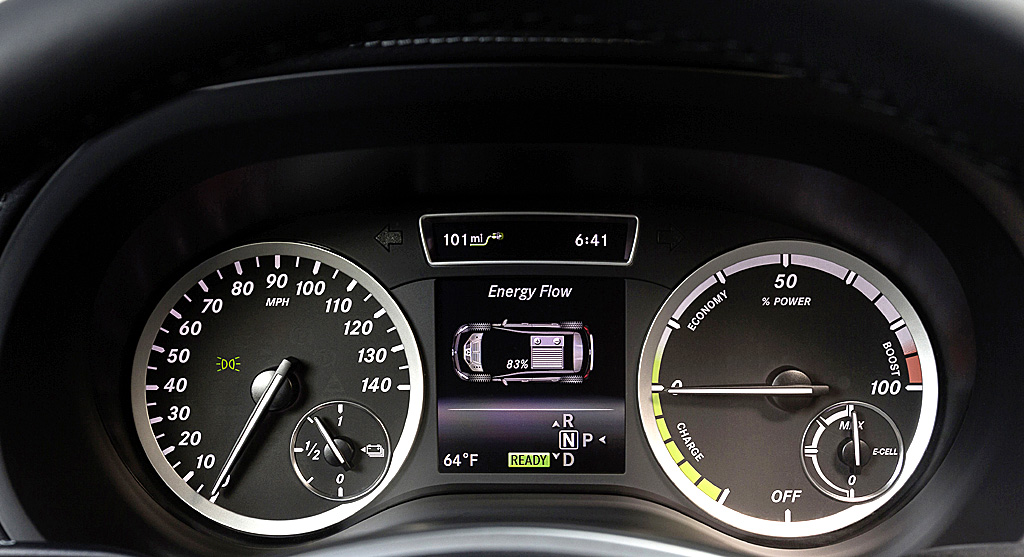 Mercedes B-Klasse Electric Drive: Blick durch den Lenkradkranz auf die Rundinstrumentierung. 