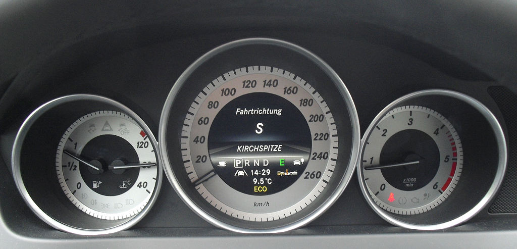 Mercedes C 250 CDI 4Matic: Blick durch den Lenkradkranz auf die Rundinstrumentierung.
