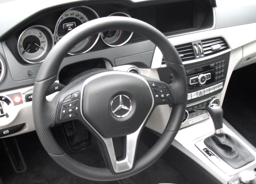 Mercedes C 250 CDI 4Matic: Blick ins recht übersichtlich gestaltete Cockpit.
