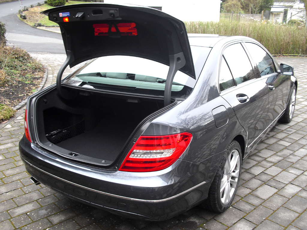 Mercedes C 250 CDI 4Matic: Ins Gepäckabteil passen 475 Liter hinein.
