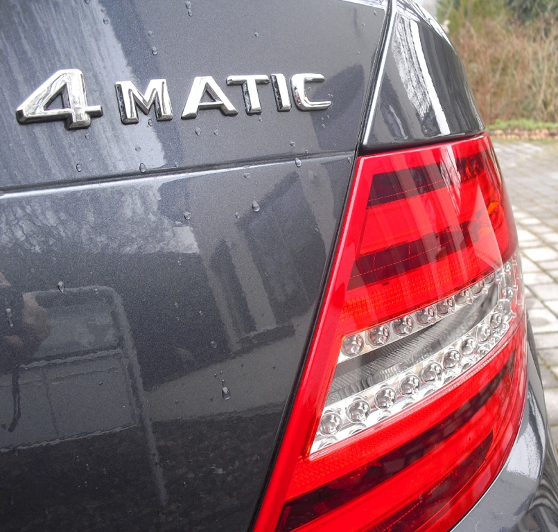 Mercedes C 250 CDI 4Matic: Moderne Leuchteinheit hinten mit Allradschriftzug.
